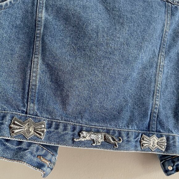 Vintage Sleeveless Jean Jacket Size L Vest Animals Pins Blue Denim 80s Music - Picture 10 of 13